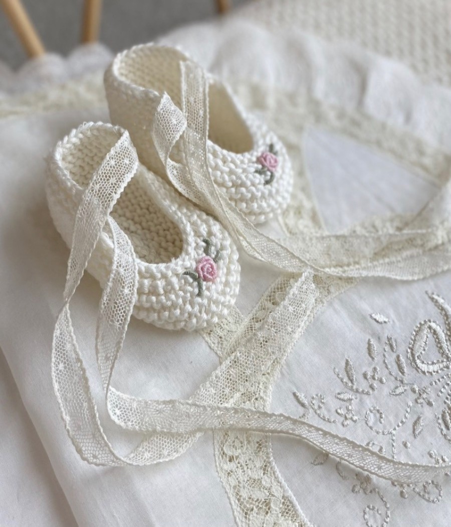 Hand Embroidered Booties Tristan - pink